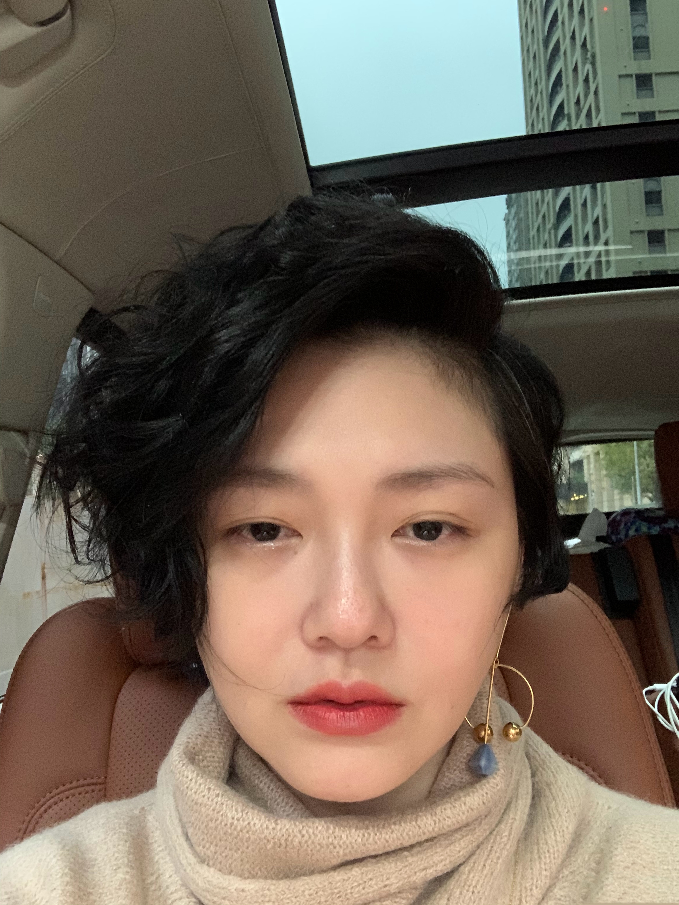 大小s久違同框，姐妹倆剪同款髮型笑容相似，越來越像雙胞胎