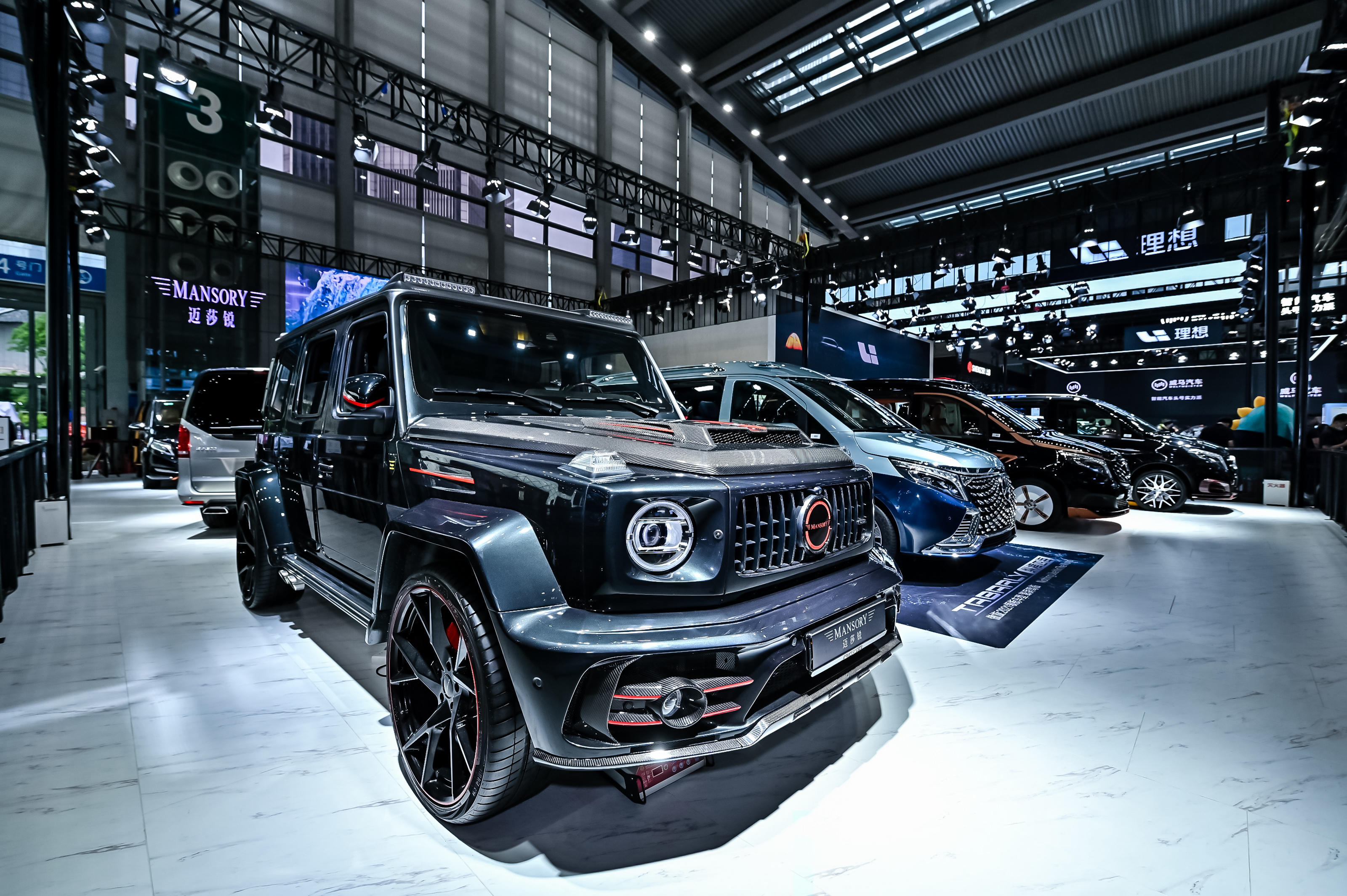 将原本粗犷的g63进行了艺术化微调,形成了更具迈莎锐风格的潮范儿硬派