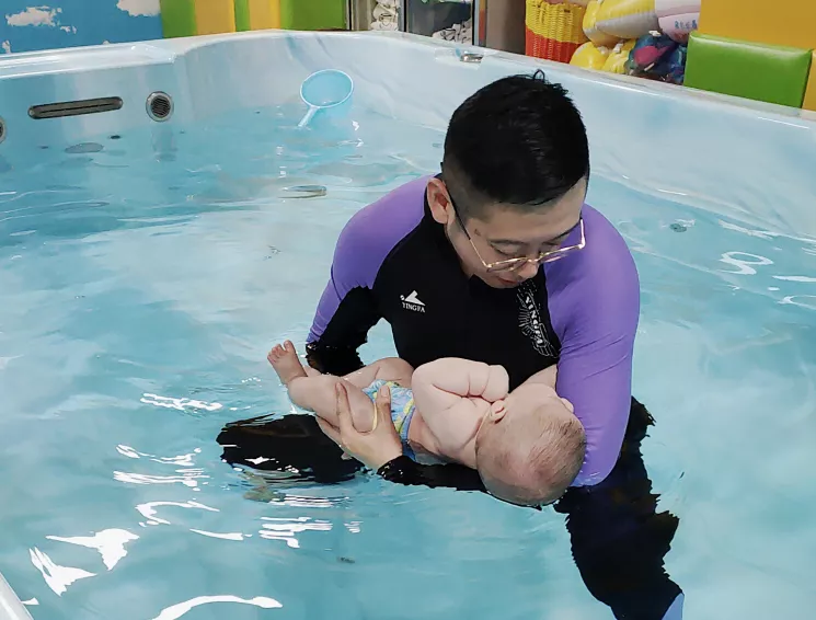 越来越多家长认识到，婴儿游泳才是早教的第一步