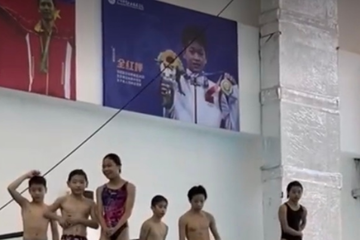 仅1年，全红婵变颁奖嘉宾！大幅照片被挂在母校，变身巨星遭围观