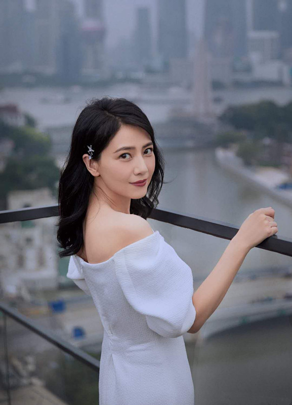高圆圆长相好，41岁了生图比精修还要亮眼，随便穿件白裙都漂亮