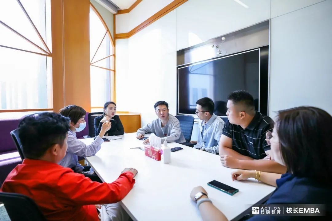 张馨予、陈妍希、杜若溪，这个80后大汉，凭啥包