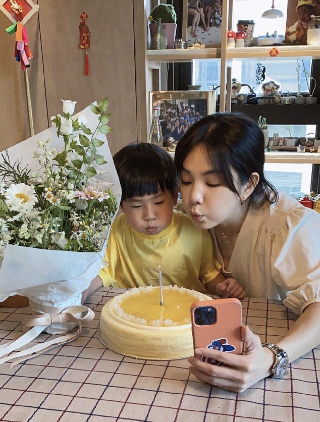40岁Ella晒全家福庆生，与老公嘟嘴卖萌，儿子劲宝秀气如女生