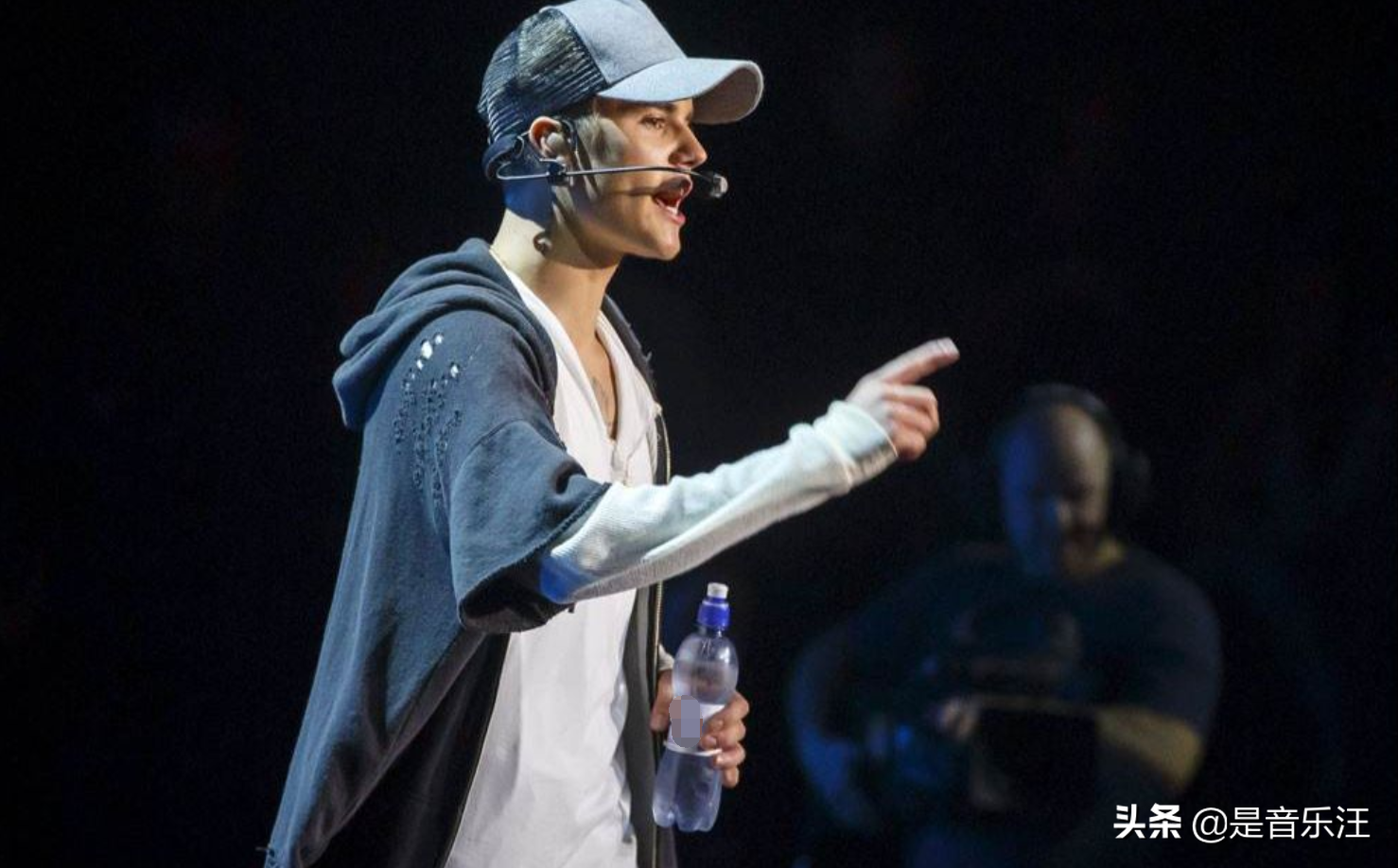 15岁火遍全世界，各种奖项拿到手软，大起大落后