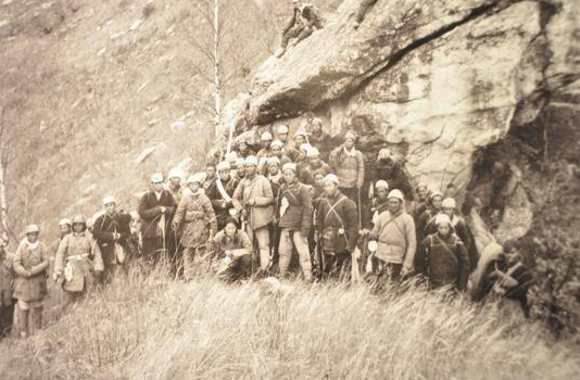 司马懿可没有迫击炮！伪军连长痴迷京剧，对着