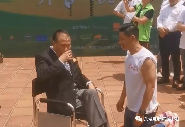 63岁万梓良收徒用钱敲头,做大哥人戏合一,改变周星驰林家栋命运