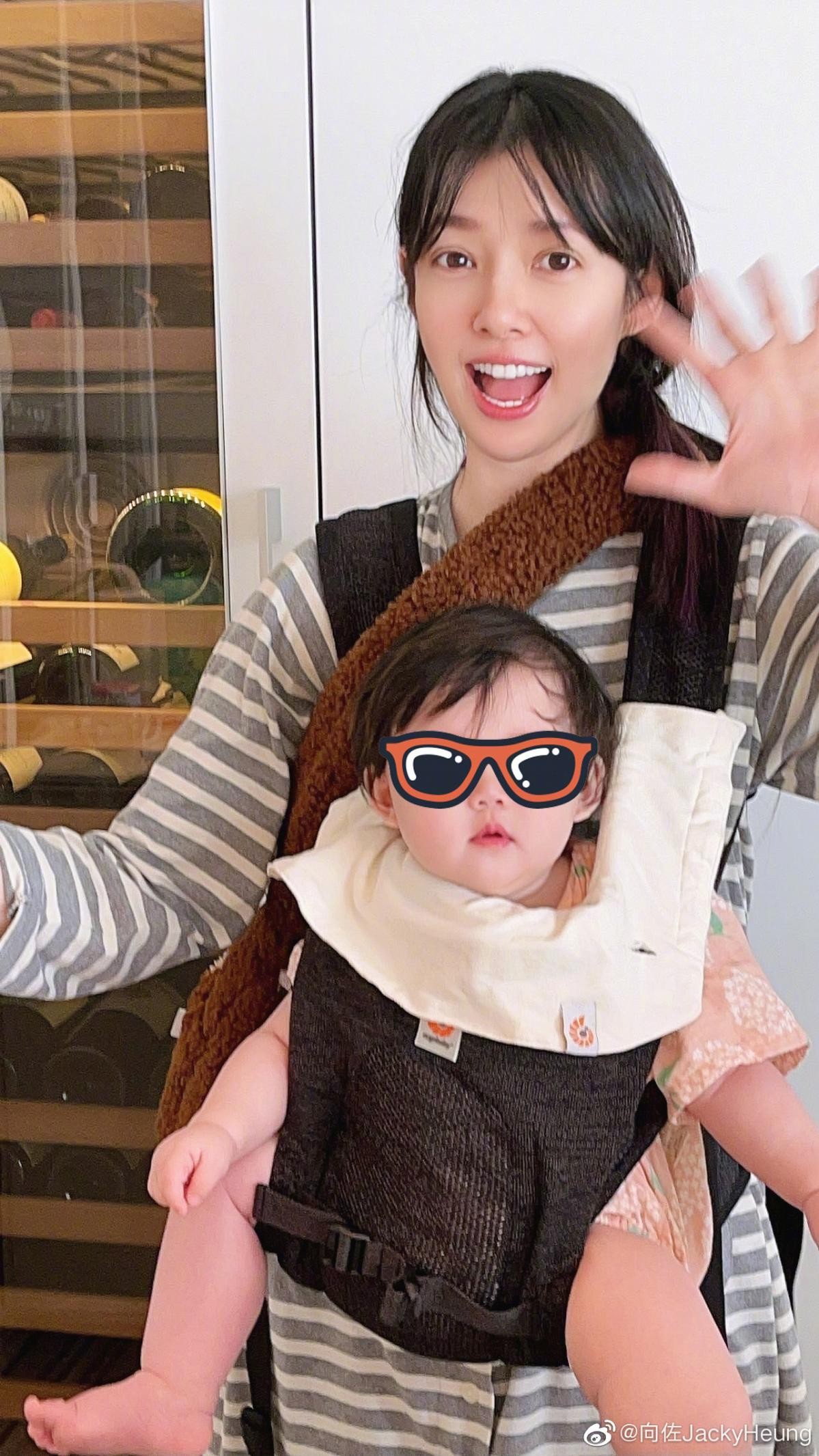 向佐罕晒全家福庆生！妻子郭碧婷素颜抱娃显疲惫，女儿胖嘟嘟超萌