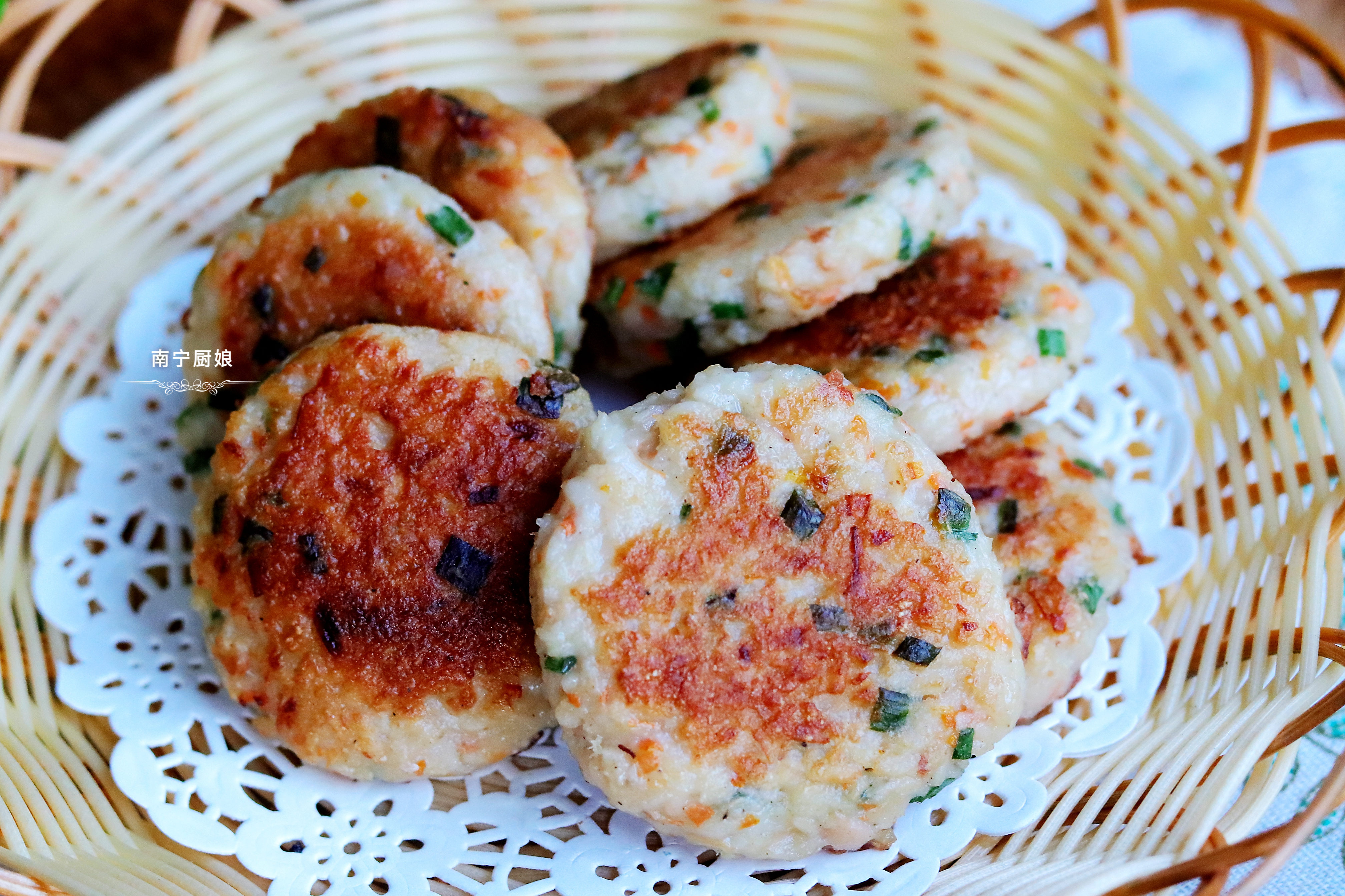 莲藕的最新吃法，不炖不炒，加入鸡蛋面粉拌一拌，出锅家人抢着吃