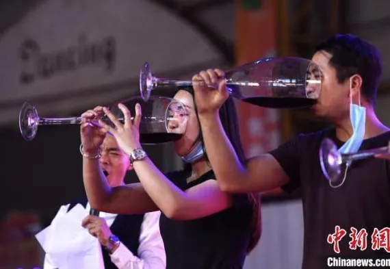 酒王争霸赛 重庆民众拿巨杯豪饮红酒