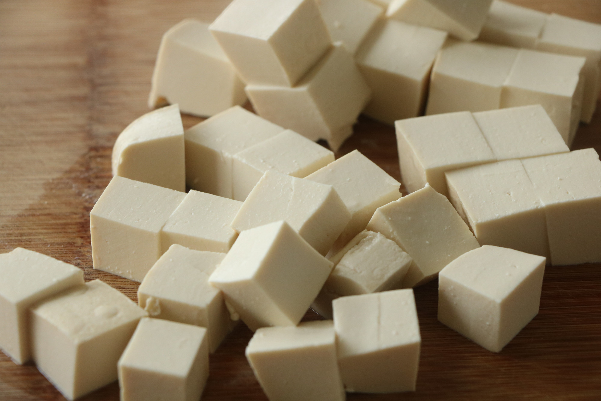 豆腐這樣燉太費米飯了，用砂鍋煲一鍋，滑嫩入味，太適合冬天吃了