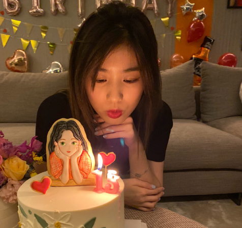 汪峰一家五口齐出镜，15岁小苹果越长越像章子怡