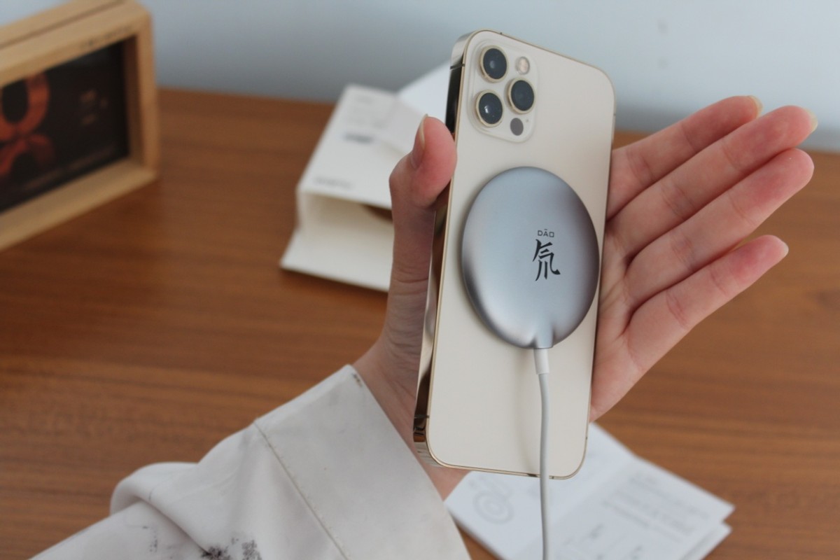 努比亚磁吸式无线充电器 iPhone12平价好配件