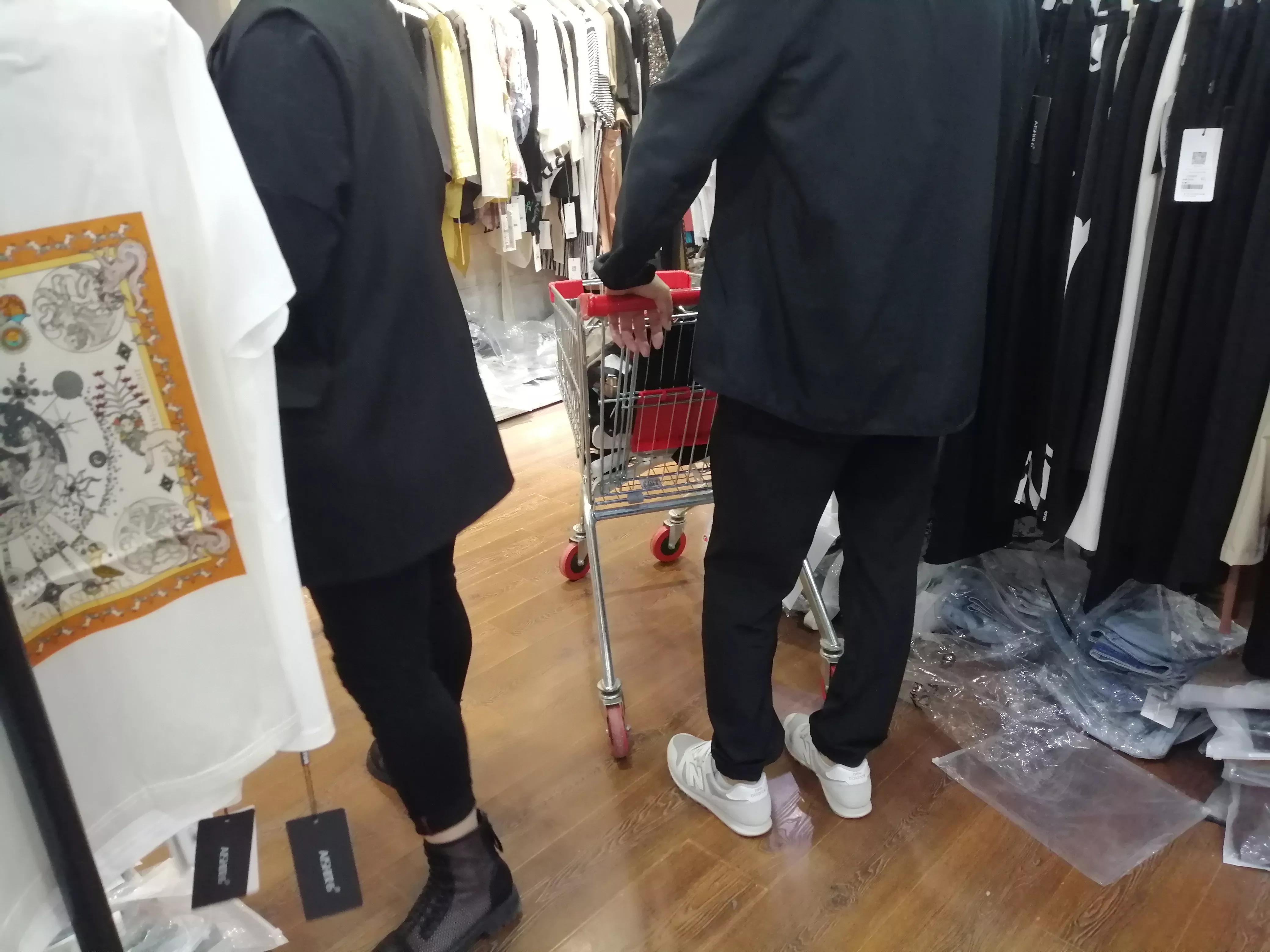 合肥仓储店模式悄然兴起，品牌服装比网店低，客流如潮