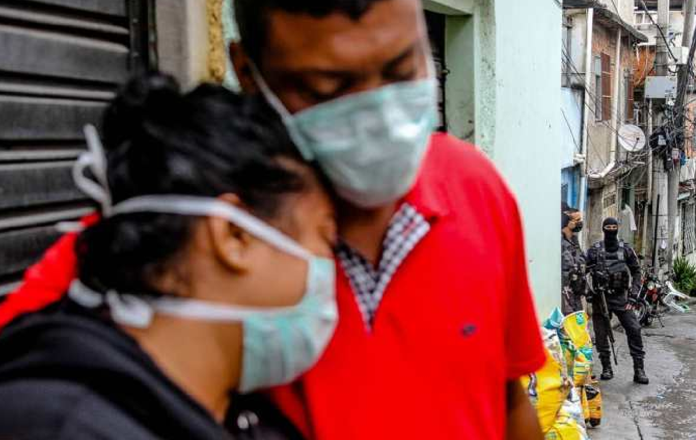 巴西社会已濒临崩溃！贫民窟疫情爆发后，警察