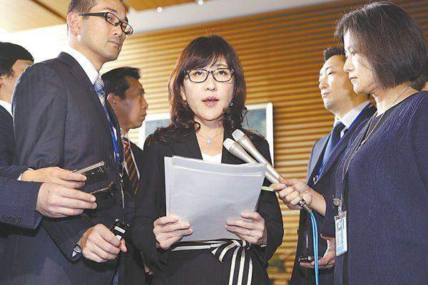 稻田朋美，當(dāng)年風(fēng)光無限的鷹派女將，如今可好？