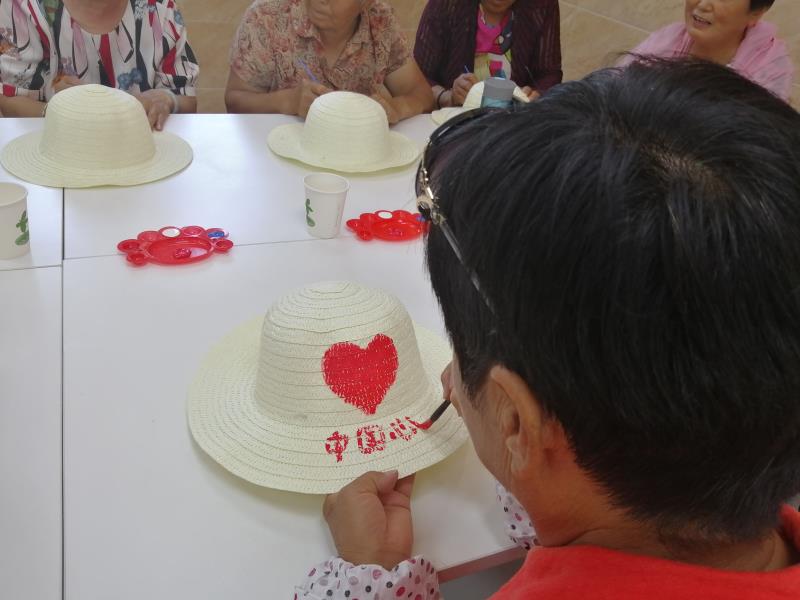 绘画草帽代表“我的中国心”