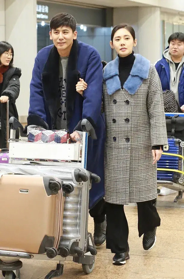 “中国儿媳”秋瓷炫机场照，穿大衣挽1米88于晓