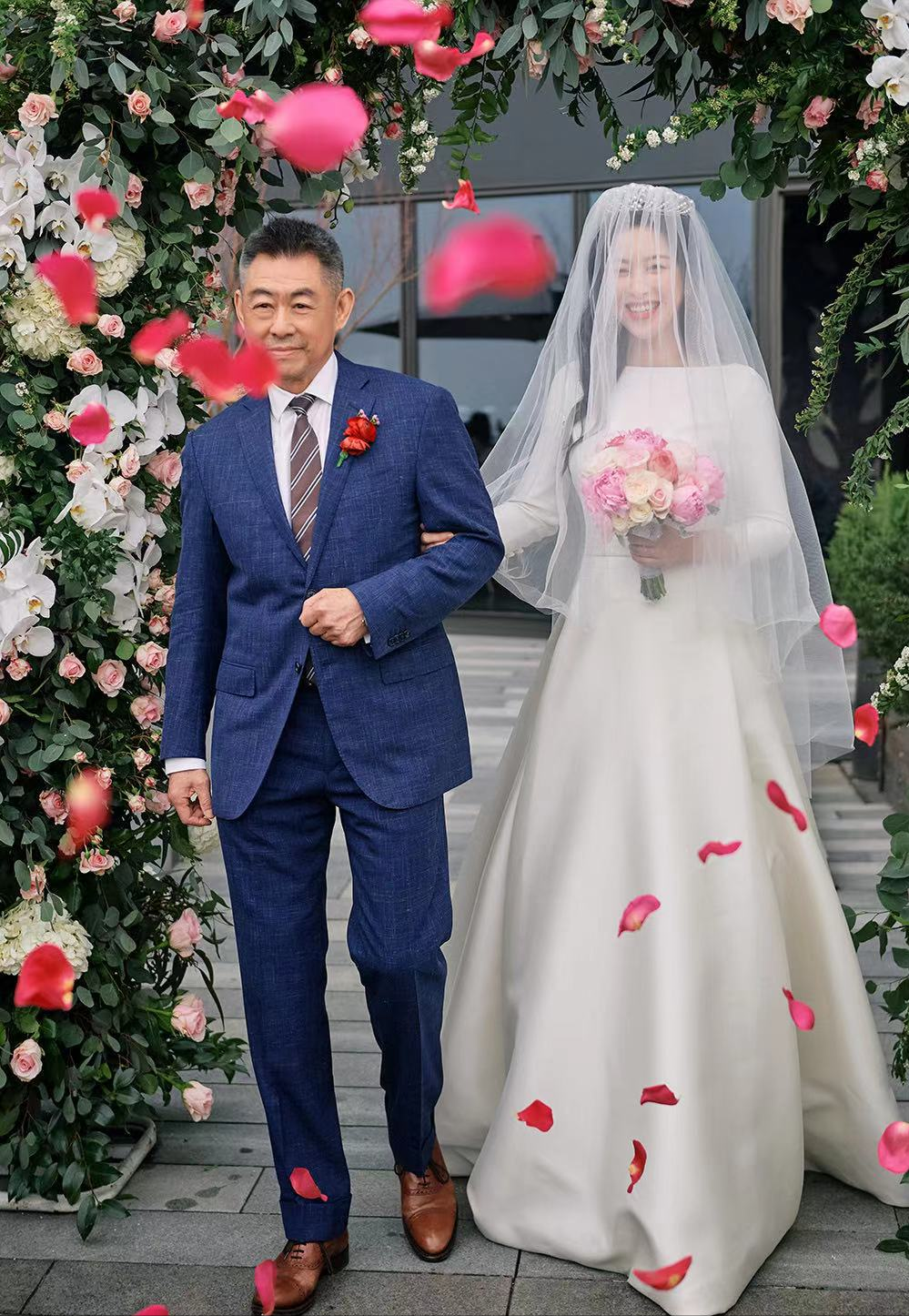 37岁的朱珠结婚了，从婚礼细节可以看出其中的端倪