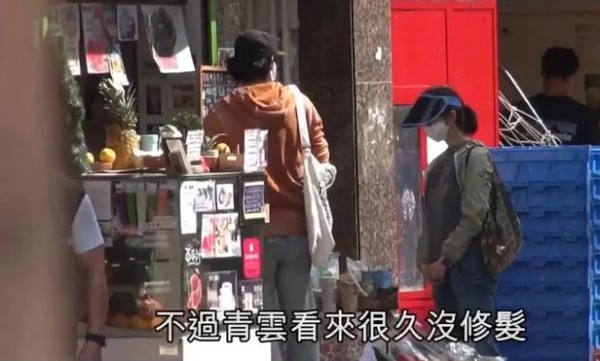 劉青雲夫婦罕露面，拎布包買菜打扮樸素，劉青雲留長發被認成老婆