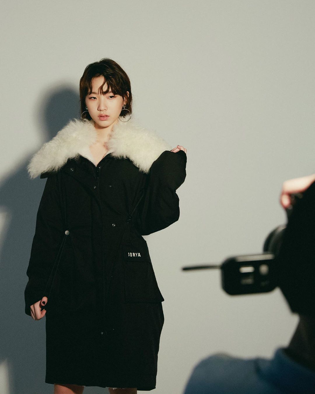 小S两女儿拍写真花絮默契十足，妈妈变助理素颜上阵指导