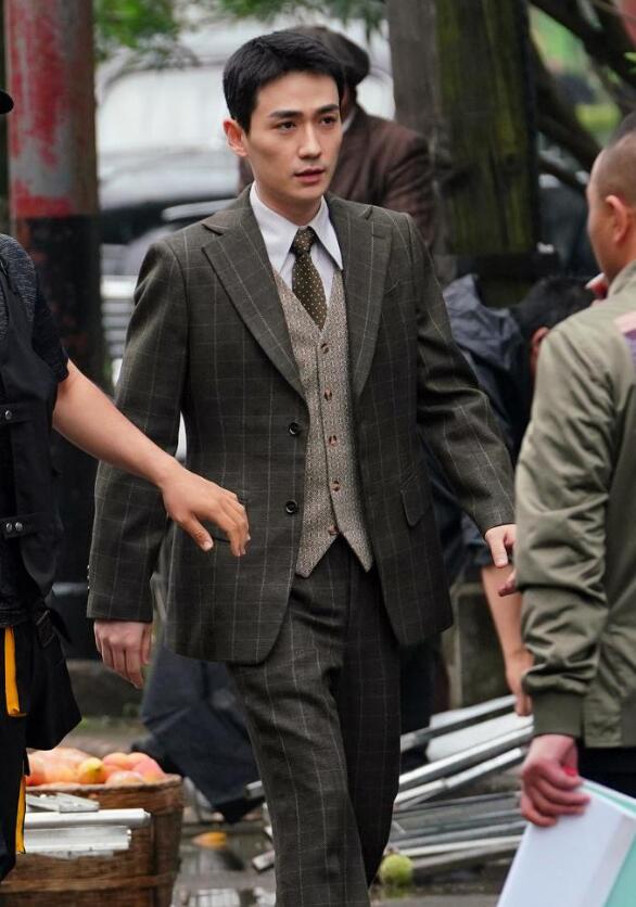 朱一龙《叛逆者》最新路透照片曝光，儒雅的气