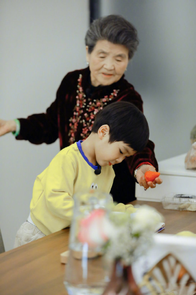 黃聖依倆兒子近照曝光，安迪長大了，安麟和媽媽小時候一模一樣