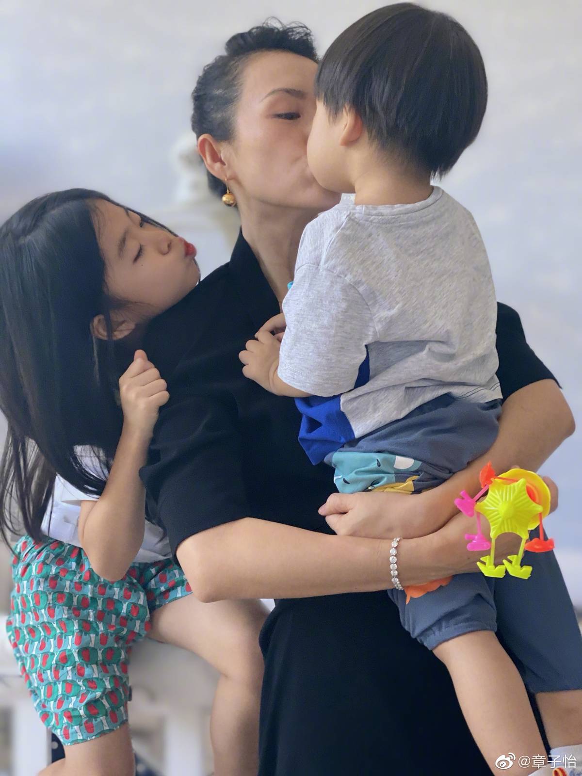 章子怡要与朱亚文拍戏？本尊晒与儿子亲吻照，还霸气辟谣：没听说