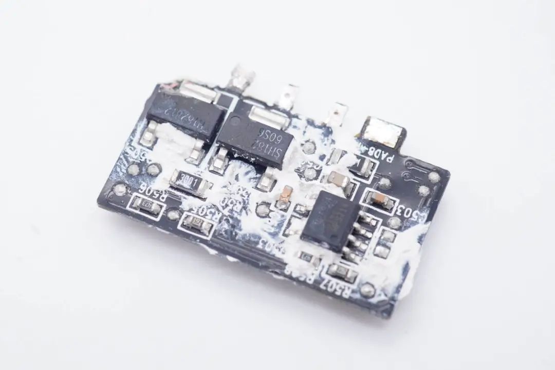 华硕最强游戏本标配300W电源，内置4颗氮化镓，内部结构揭晓