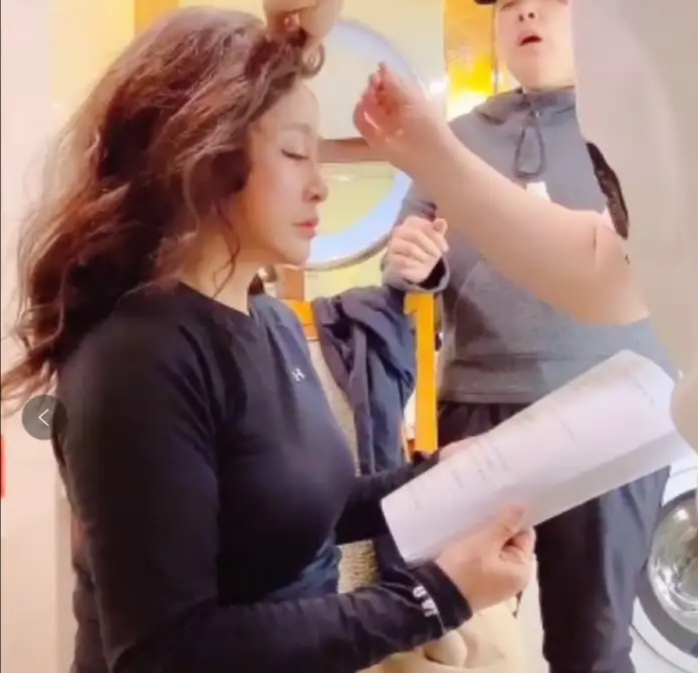 65岁刘晓庆裹羽绒服仍显好身材，皮肤紧致，却被嘲似戴硅胶面具