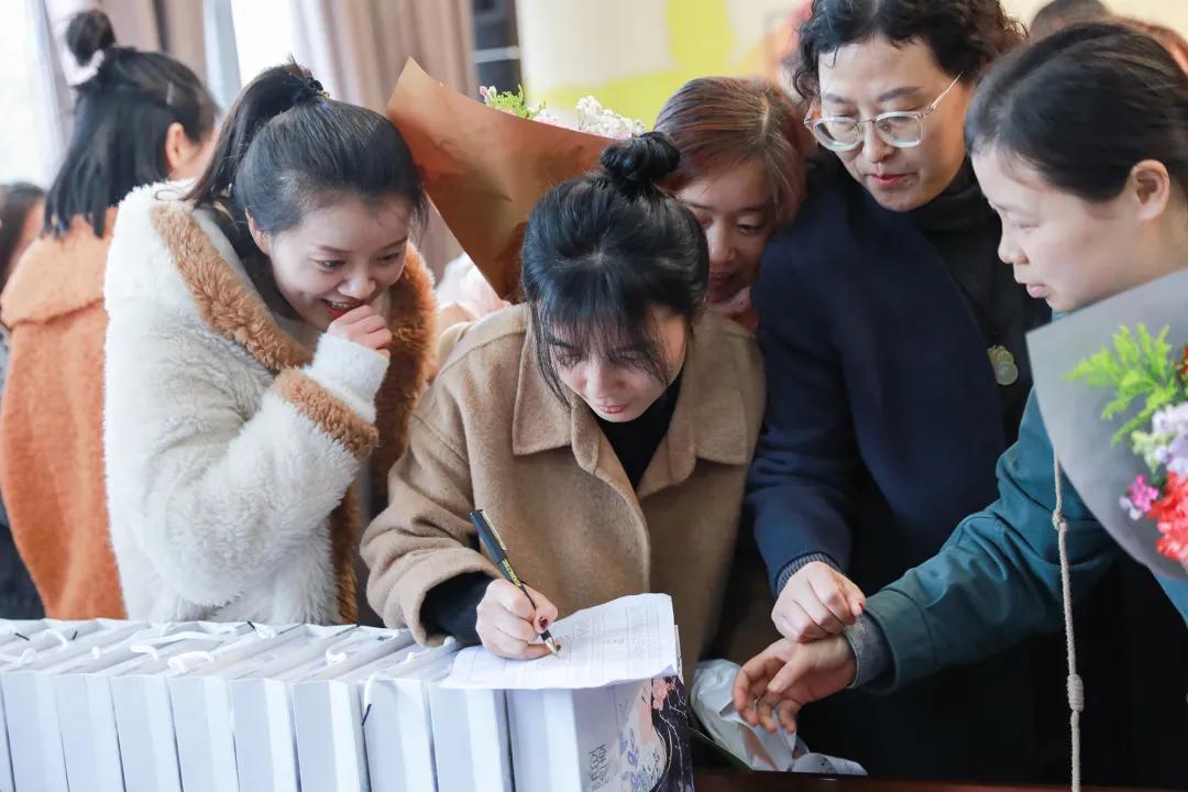 老师，您笑起来真好看——记双流区金桥小学“三八”妇女节活动