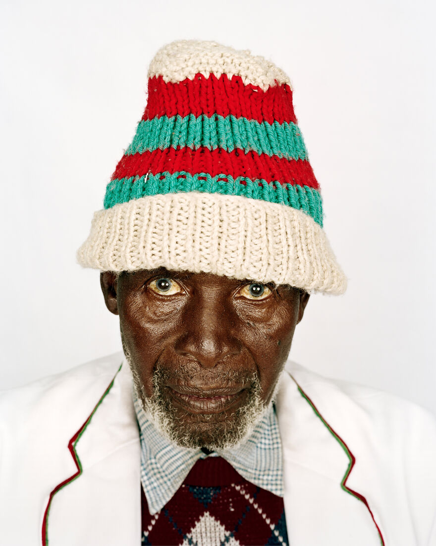 他拍下非洲的白化病人、盲人、艾滋病患者、老