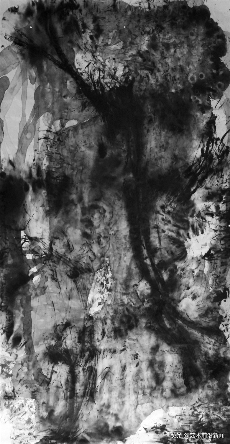 “石头娃”的水墨丹心——著名画家王小信创“水重乱柴皴”画法，彰显笔墨的力量