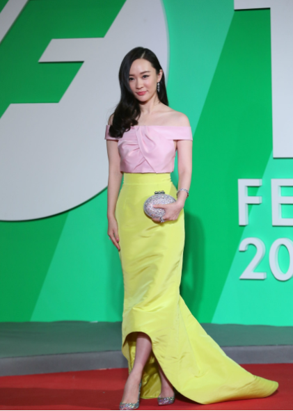 路人鏡頭下杜江一家，霍思燕穿衛衣短褲身材真實，“女兒”引熱議