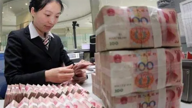 老人在银行门口扎扎堆，放弃利息也要取钱，是什么原因？