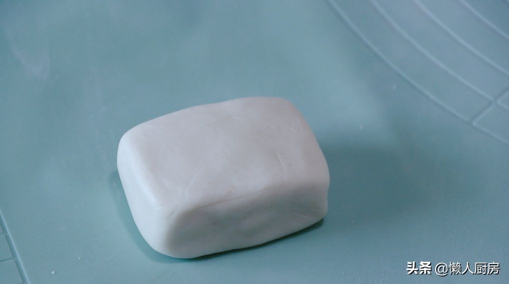 年糕不用買，撒點糯米粉，加點熱水自己做，咬一口，還會爆漿