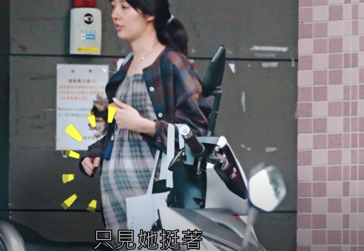 向佐一家出门被拍，郭碧婷穿扮朴实背微驼，女儿扎小辫子萌态十足