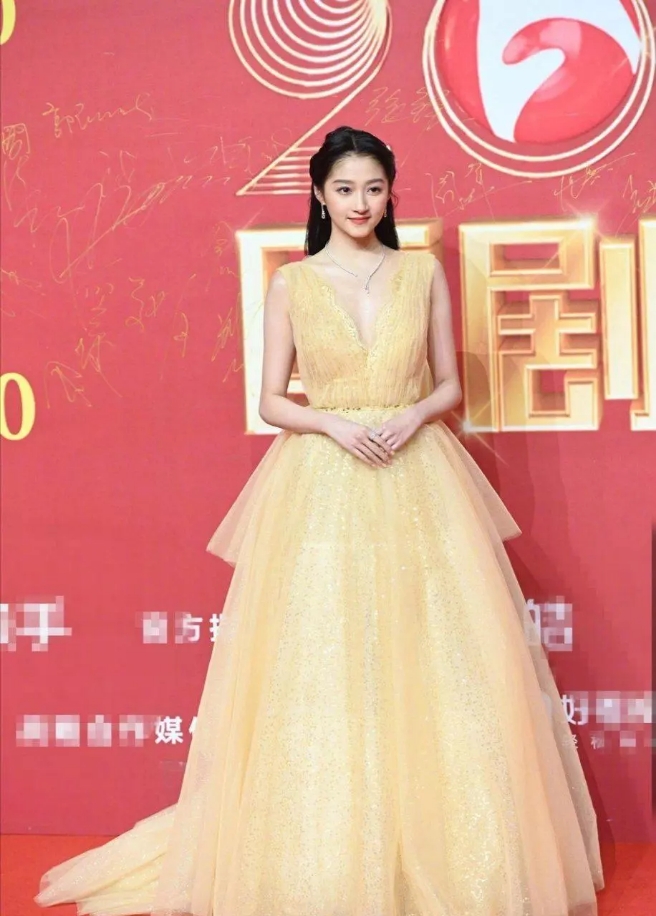 关晓彤造型师难得给力，23岁穿薄纱裙终于不像