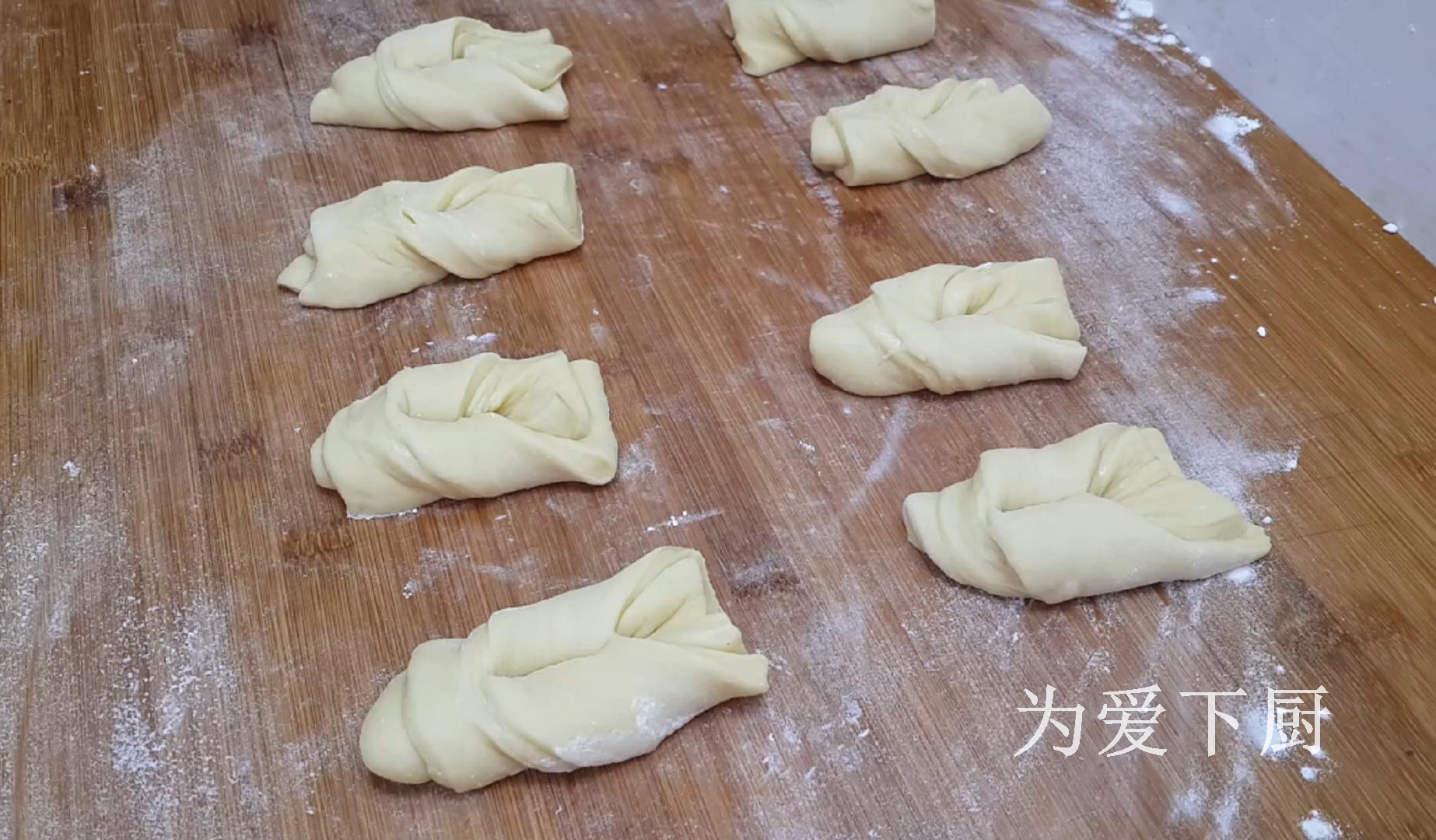 2個雞蛋，半斤麵粉，鍋裡炸一炸，鬆軟又香甜，比麵包油條還好吃