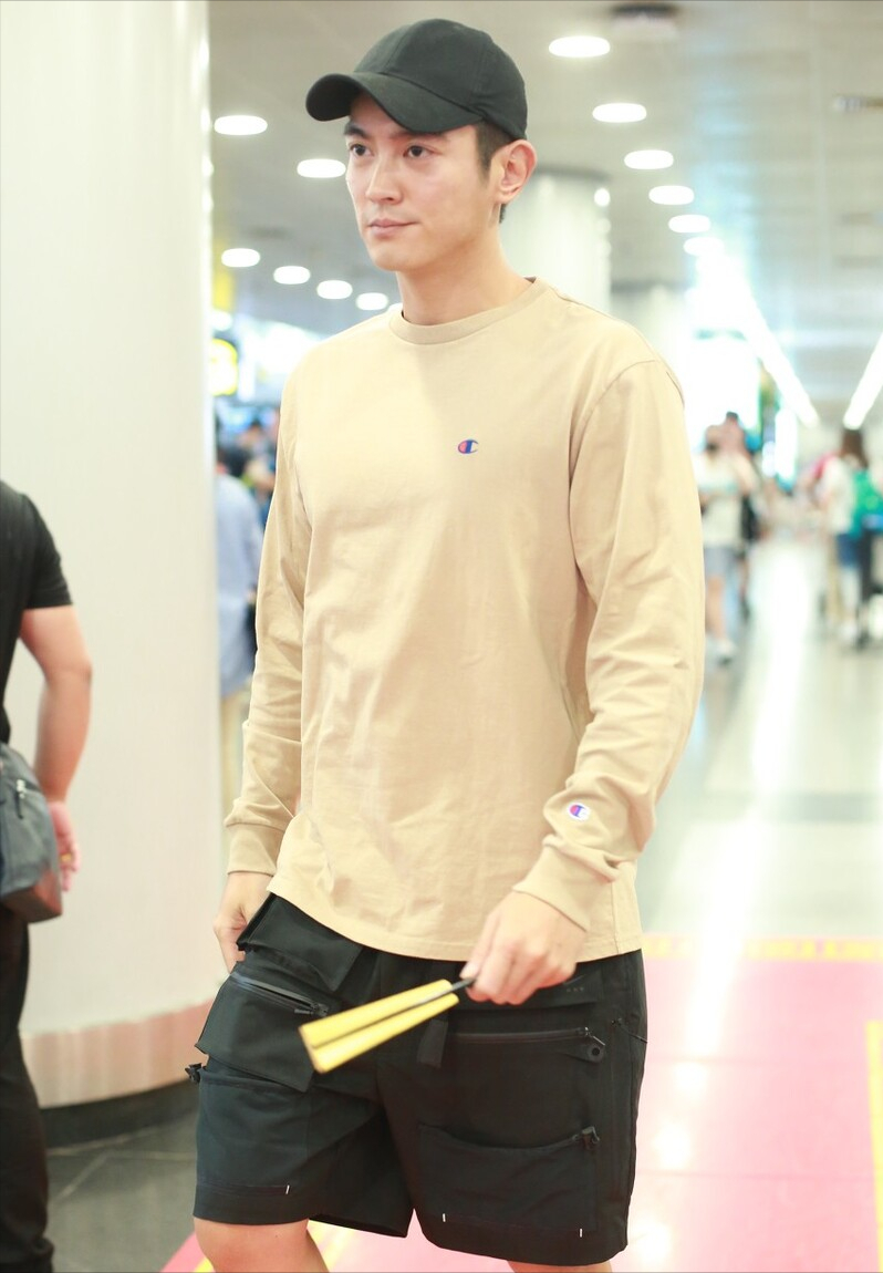 霍思燕一家走机场，夫妻均发福！杜江穿得像女人，嗯哼帽子2千多