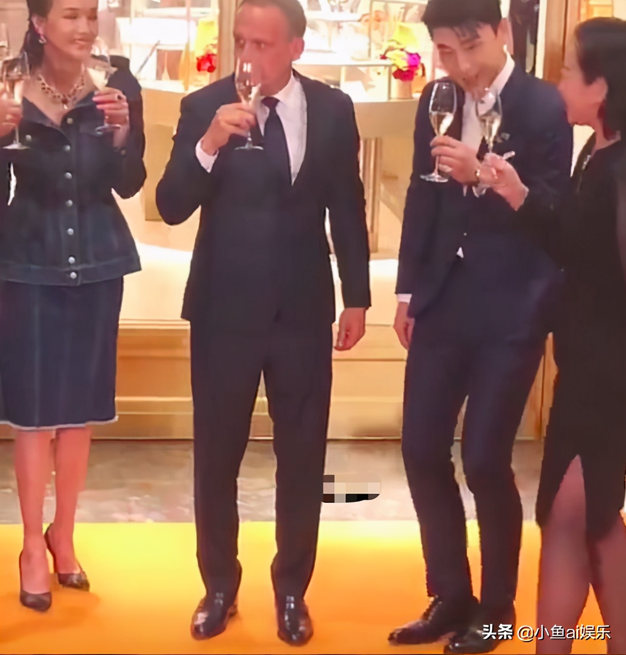 Deng Lunshu Qi is the same as casing handsome raise a key point, the fair maiden crouchs grab lens, one detail sees breeding is to install what do not come out