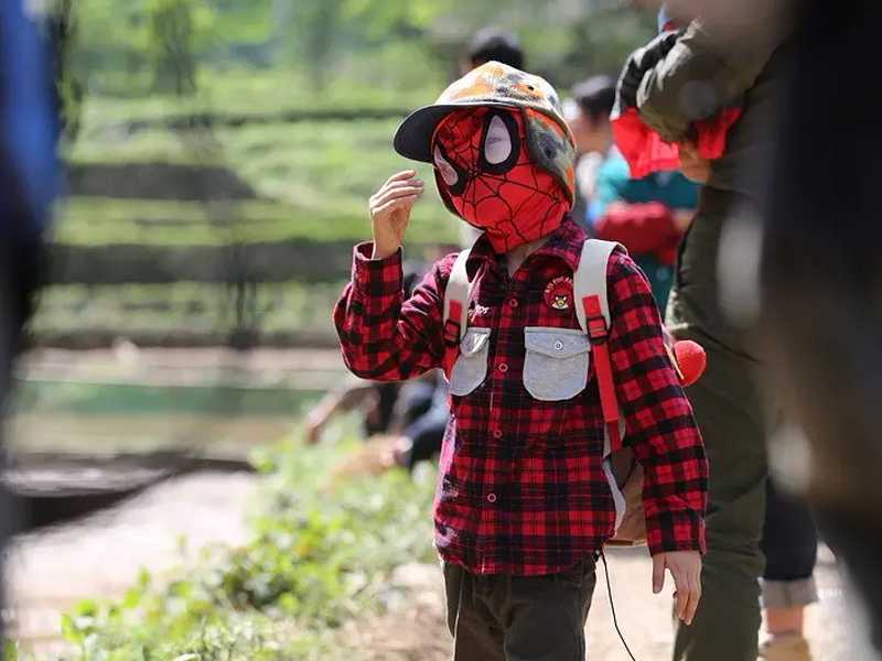 吴镇宇儿子颜值长在意料外，明显发胖伙食得多好？还好有身高撑着