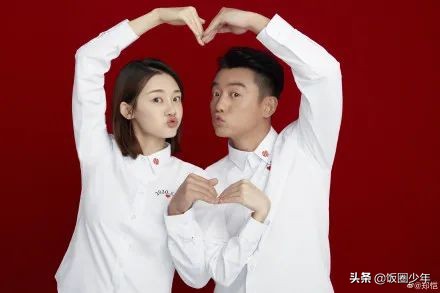 王俊凱朋友圈回應(yīng)鄭愷和苗苗結(jié)婚，曝光他的微信頭像，很中二