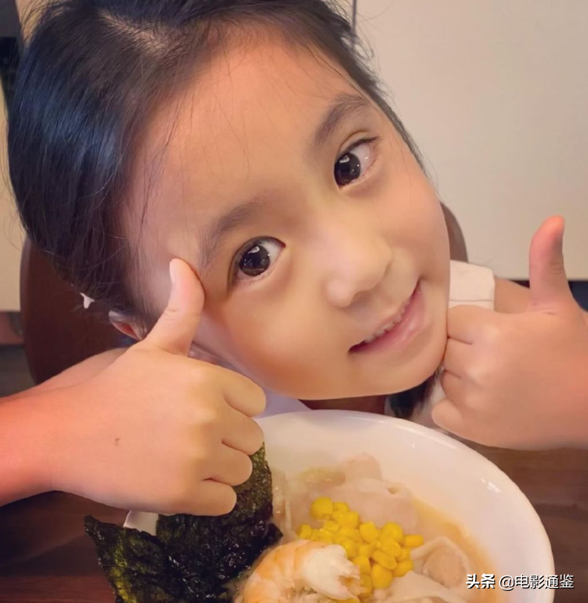 修傑楷女兒在家上課，5歲咘咘成亮點，拿掉眼鏡後的模樣絕絕子