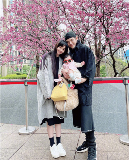 向佐与郭碧婷和女儿已团聚，透露cora活泼好动想带其攀登沙漠