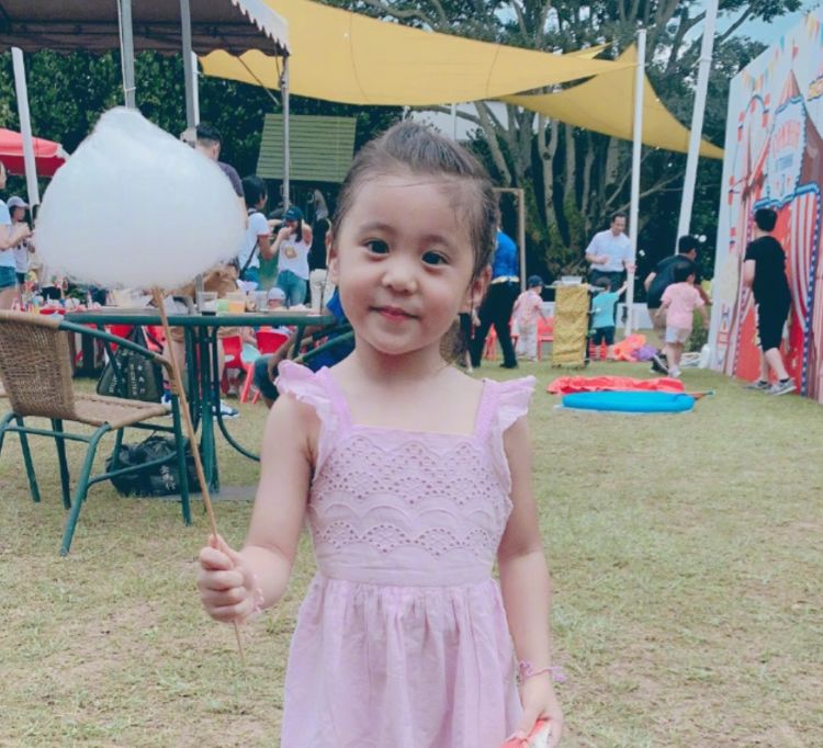 有种“美人坯子”叫波妞，小时候长相一般，如今长相不输姐姐