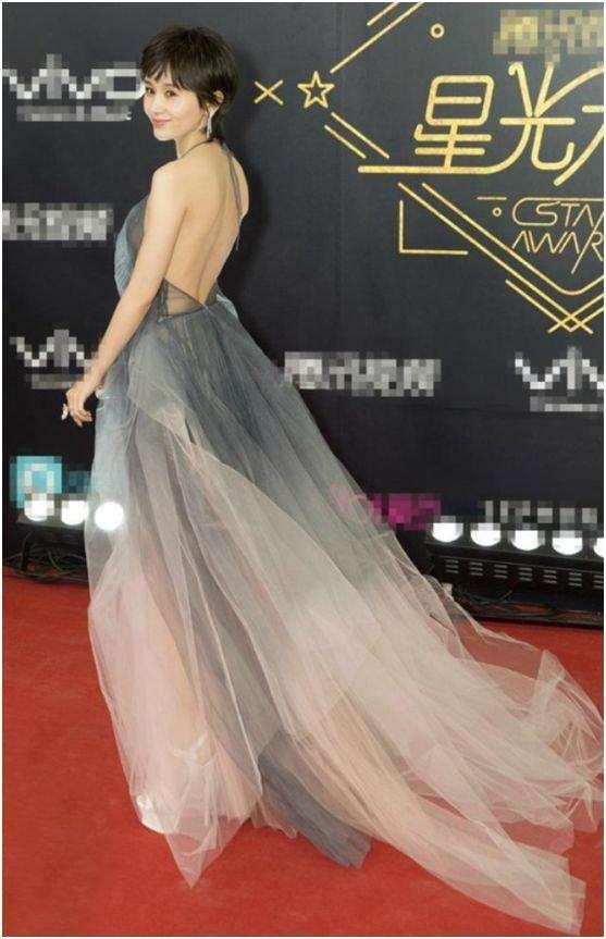 王子文胆不是一般大！穿仙女裙配短发又美又飒，转身之后看服了