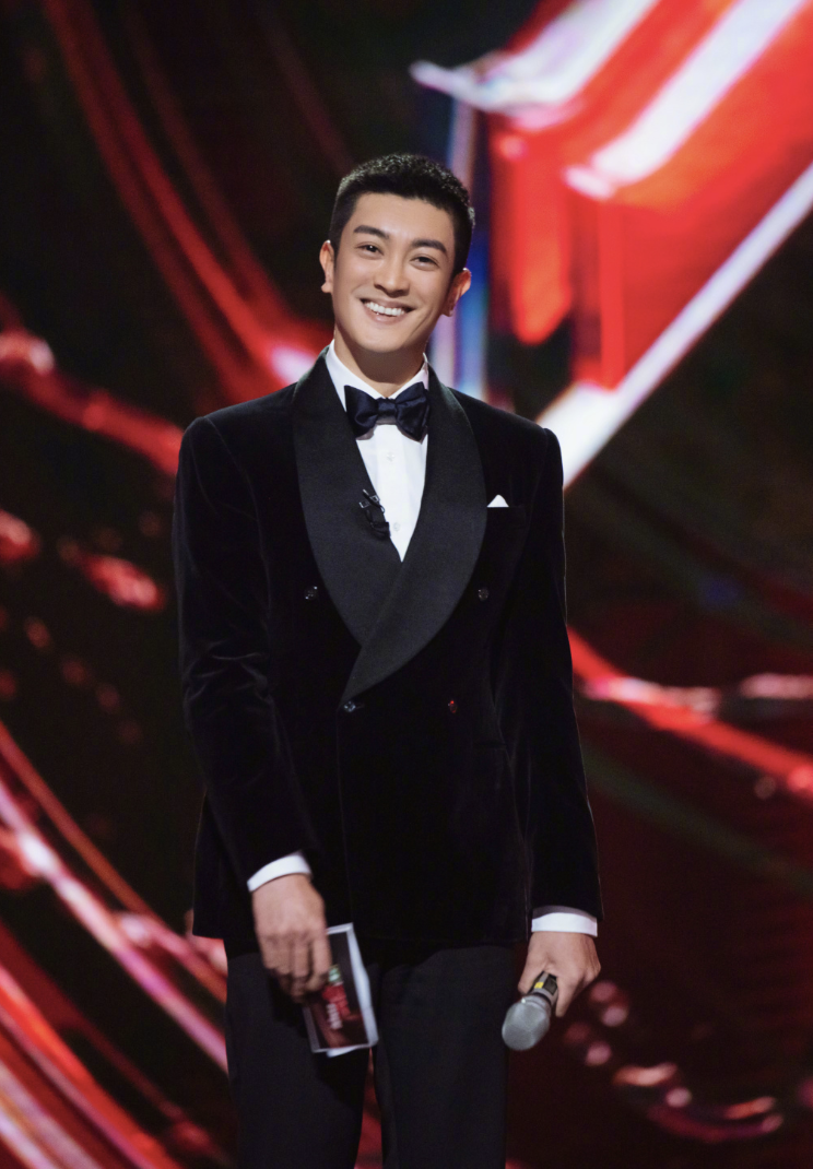 霍思燕晒儿子吃雪糕，嗯哼近期瘦出瓜子脸，网友直呼越来越像杜江