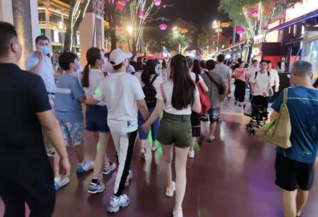 甄子丹一家四口逛街，羡慕女儿身材长相，和小18岁的娇妻