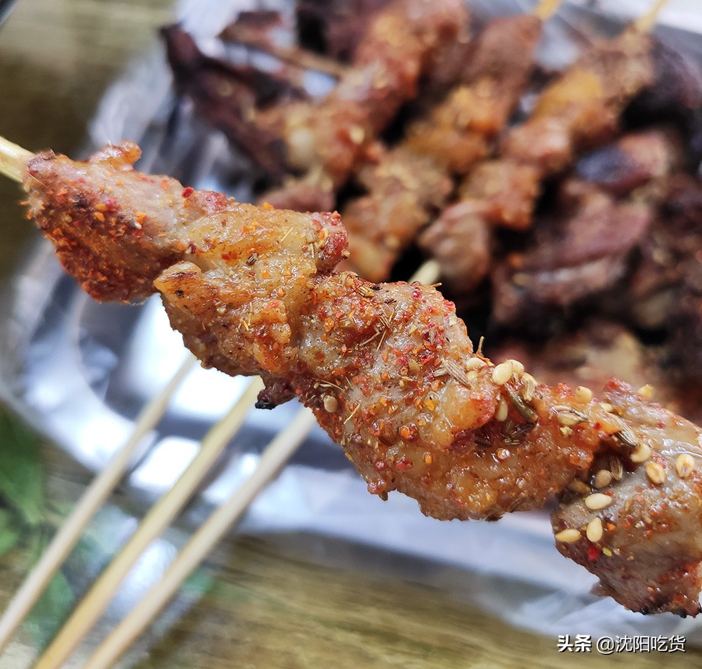 清真一条街里有家铁板鸡架，焖饼和麻辣烫最好吃