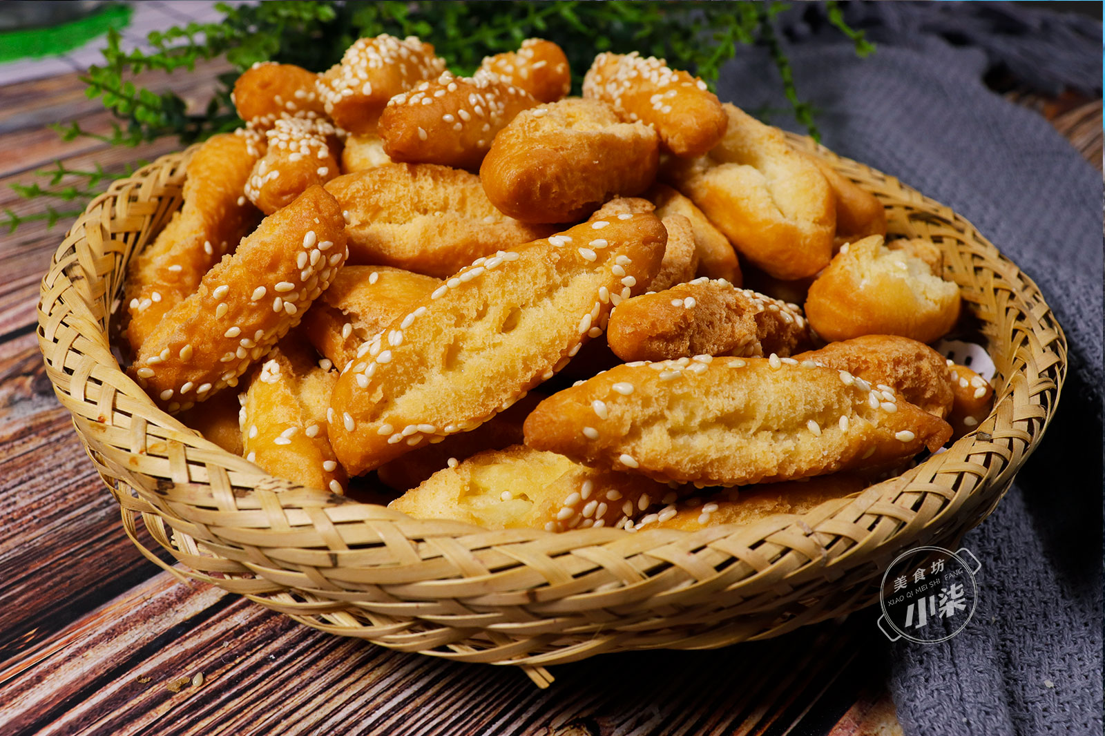 麵粉裡加2個雞蛋，一擀一切個個開口，入口即化，好吃到吮手指